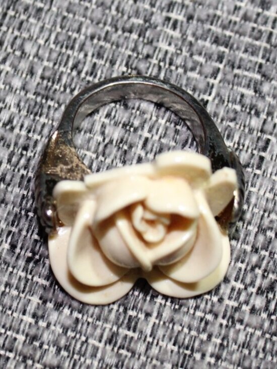 Flower ring - Picture 2 of 3